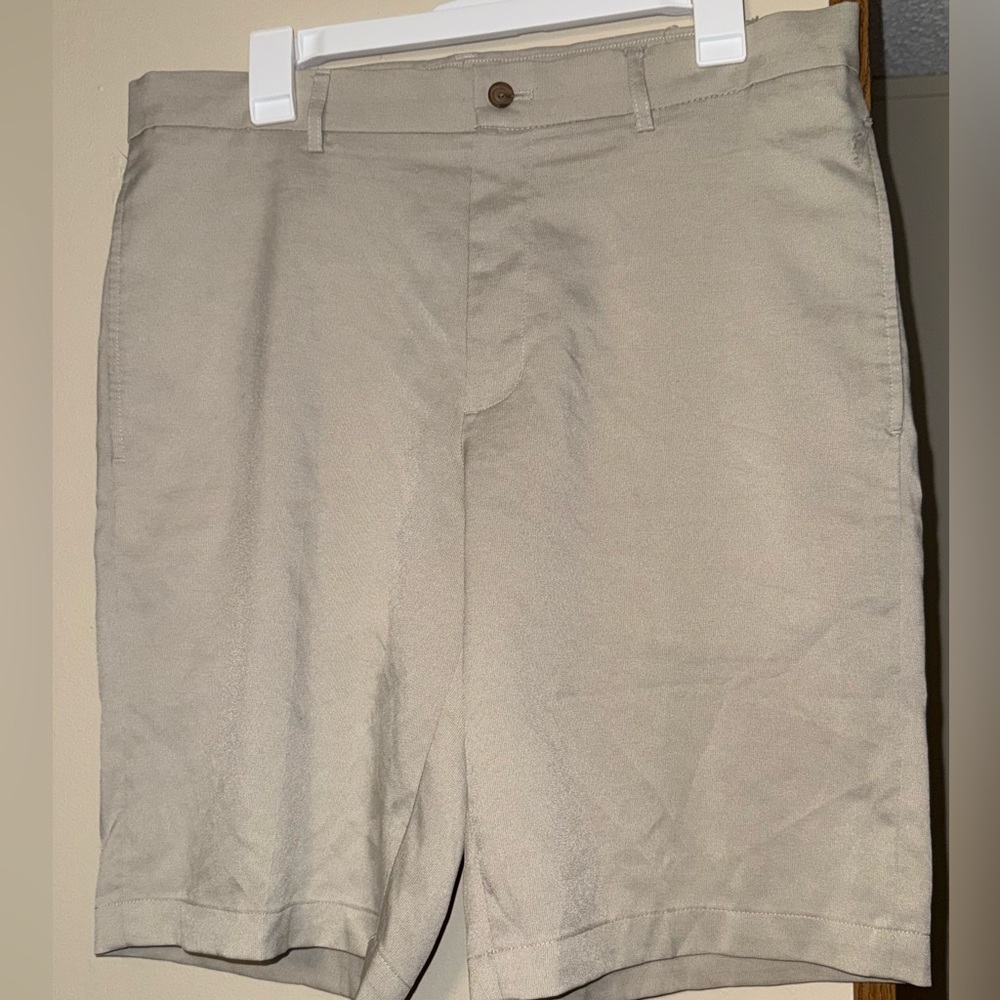 Walter Hagen Men's Beige Flat Front Shorts